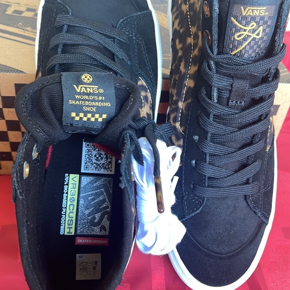 Vans WMNS The Lizzie
Tortoise Dark Brown/Black
VN0A4BX1YI5
Sneakers - Picture 13 of 16